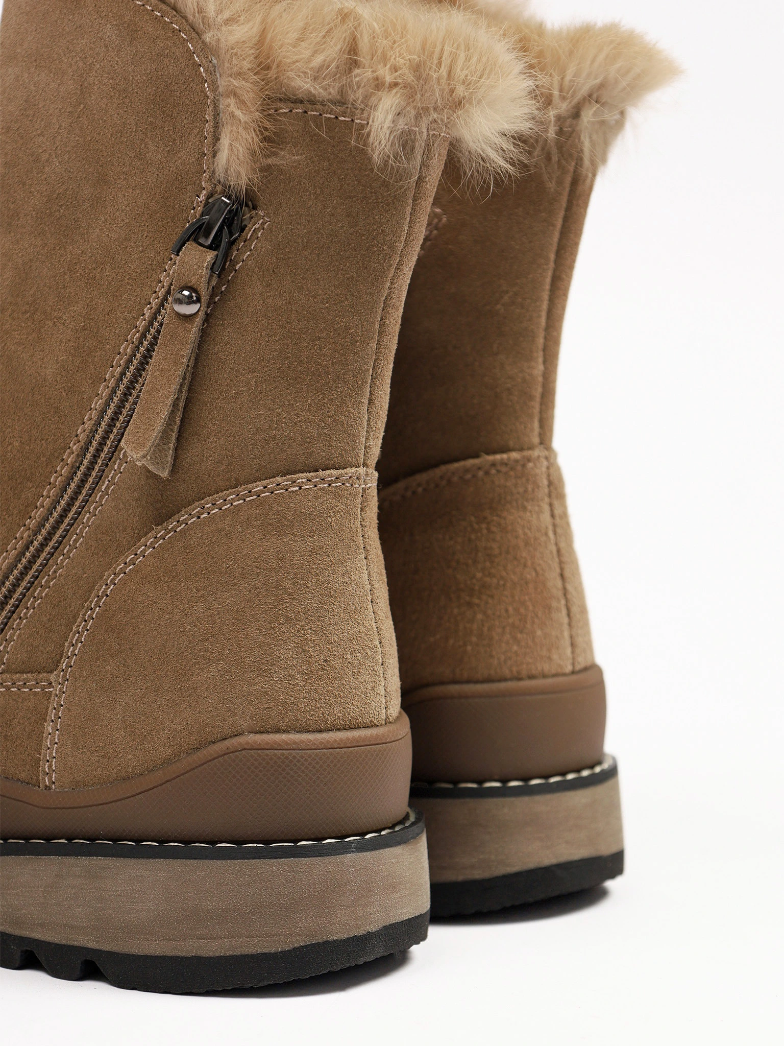 Ботинки бежевого цвета с двумя боковыми молниями